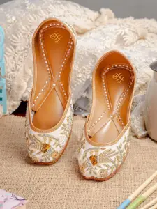 House of Pataudi Women Embellished Embroidered Mojaris Flats