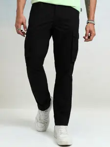 HIGHLANDER Men Straight Fit Mid-Rise Easy Wash Cargos Trousers