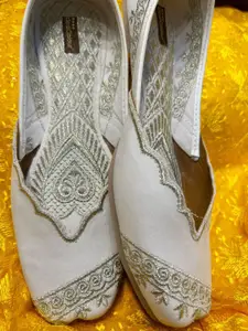 DESI COLOUR Women Embellished Ethnic Mojaris with Embroidered Flats