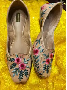 DESI COLOUR Women Embellished Ethnic Mojaris with Embroidered Flats