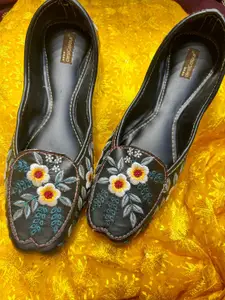 DESI COLOUR Women Embellished Ethnic Mojaris with Embroidered Flats