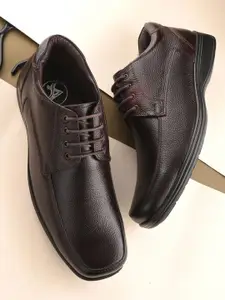 Auserio Men Textured Round Toe Leather Formal Derbys