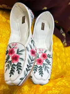 DESI COLOUR Women Embellished Ethnic Mojaris with Embroidered Flats
