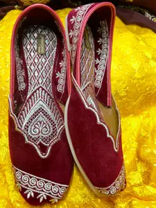 DESI COLOUR Women Embellished Ethnic Mojaris with Embroidered Flats
