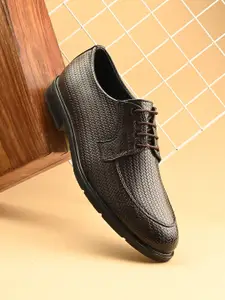 INVICTUS Men Textured Round Toe Formal Derbys