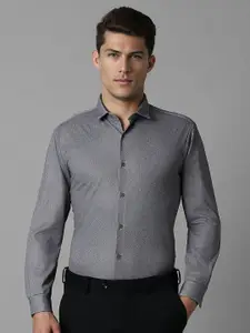 Louis Philippe Sport Men Super Spread Collar Solid Slim Fit Formal Shirt