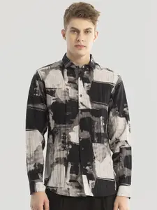 Snitch Men Smart Spread Collar Abstract Printed Slim Fit Casual Shirt