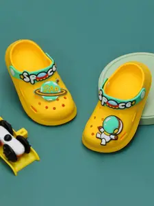 Yellow Bee Boys Self Design Flip Flops Clogs
