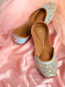 House of Pataudi Women Embellished Ethnic Mojaris Flats