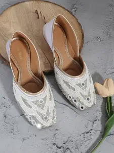 Retro Walk Women Embellished Ethnic Mojaris