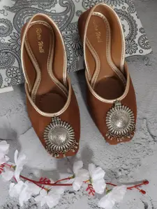 Retro Walk Women Embellished Ethnic Mojaris Flats