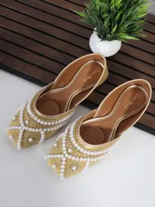 Retro Walk Women Embellished Ethnic Mojaris with Bows Flats