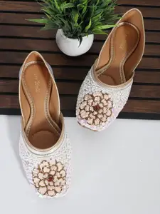 Retro Walk Women Ethnic Embellished Mojaris