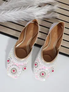 Retro Walk Women Embellished Ethnic Mojaris