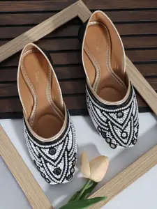Retro Walk Women Ethnic Embellished Mojaris
