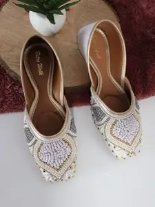 Retro Walk Women Embellished Ethnic Mojaris