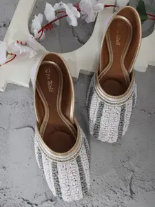 Retro Walk Women Embellished Ethnic Mojaris with Bows Flats