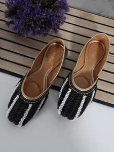 Retro Walk Women Ethnic Embellished Mojaris