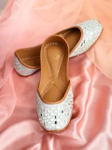 House of Pataudi Women Embellished Ethnic Mojaris Flats