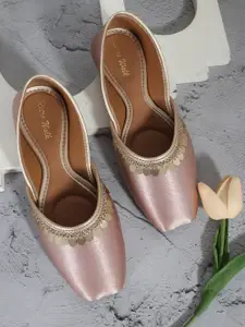 Retro Walk Women Embellished Ethnic Mojaris