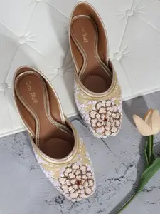 Retro Walk Women Ethnic Embellished Mojaris