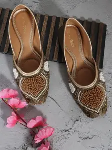 Retro Walk Women Embellished Ethnic Mojaris Flats