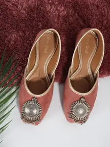 Retro Walk Women Embellished Ethnic Mojaris
