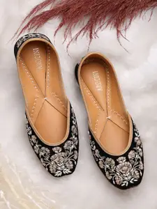 NATSHUZ Women Embellished Leather Ethnic Mojaris