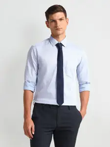 Arrow Men Modern Spread Collar Micro Checked Cotton Slim Fit Formal Shirt