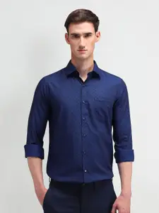 Arrow Men Comfort Spread Collar Textured Cotton Slim Fit Formal Shirt