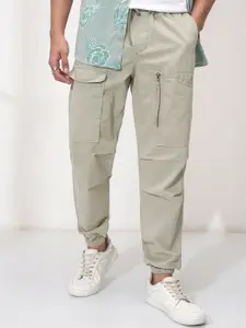 HIGHLANDER Men Solid Straight Fit Mid-Rise Flat-Front Joggers Trousers