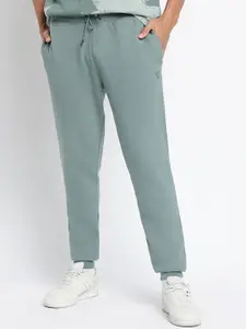 GUESS Men Textured Mid-Rise Straight Fit Joggers