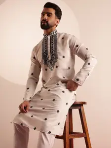 SOJANYA Men Embroidered Mirror Work Kurta