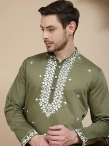 Jompers Men Geometric Embroidered Mirror Work Kurta