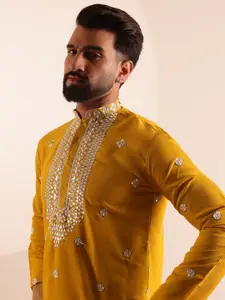 SOJANYA Men Embroidered Mirror Work Kurta