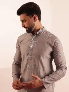 SOJANYA Men Embroidered Mirror Work Kurta