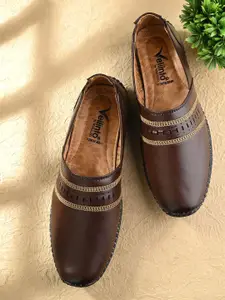 Vellinto Men Textured Mojaris