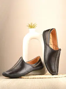 Vellinto Men Textured Mojaris