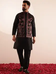 SOJANYA Men Floral Embroidered Kurta with Pyjama