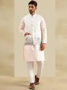 SOJANYA Men Floral Embroidered Kurta with Pyjama