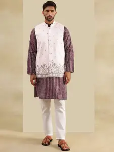 SOJANYA Men Floral Embroidered Kurta with Pyjama