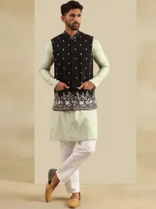 SOJANYA Men Floral Embroidered Kurta with Pyjama