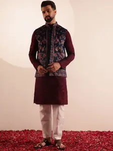 SOJANYA Men Floral Embroidered Kurta with Pyjama