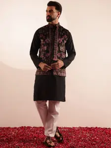 SOJANYA Men Floral Embroidered Kurta with Pyjama