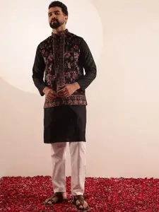 SOJANYA Men Floral Embroidered Kurta with Pyjama