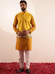 SOJANYA Men Floral Embroidered Cotton Kurta with Pyjama