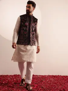 SOJANYA Men Floral Embroidered Kurta with Pyjama