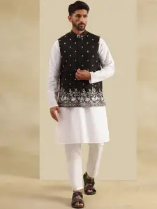 SOJANYA Men Floral Embroidered Cotton Kurta with Pyjama