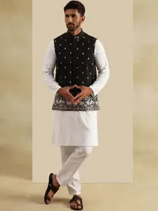SOJANYA Men Floral Embroidered Cotton Kurta with Pyjama