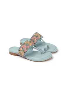 AVIVASTYLE Women Textured One Toe Flats with Embroidered